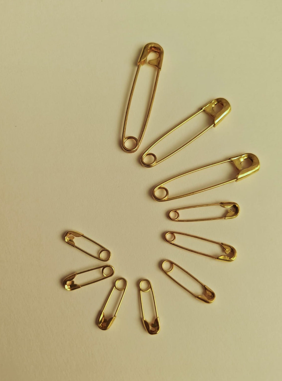 Set of 10 assorted sizes pure brass safety pins