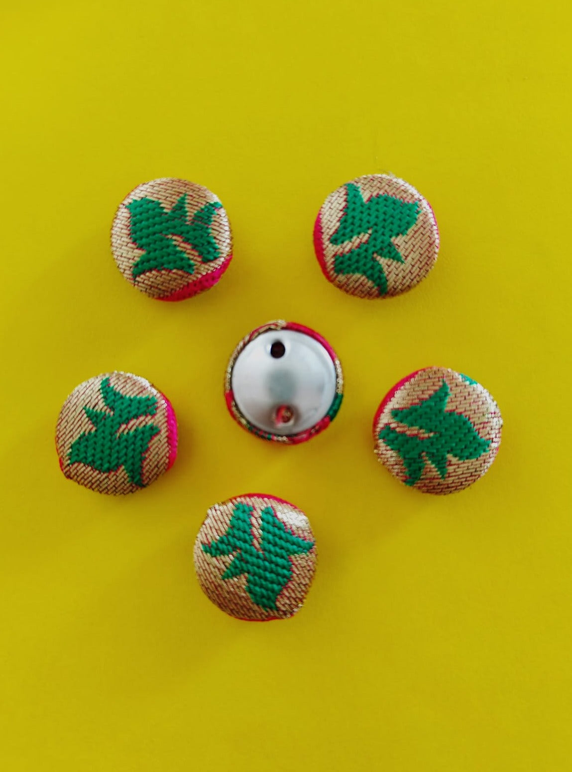 Paithani Fabric buttons/embellishments/adornments - Set Paithani Fabric buttons add a touch of elegance to any attire, whether it's traditional or contemporary !! Set consist of 6 ready to use buttons !