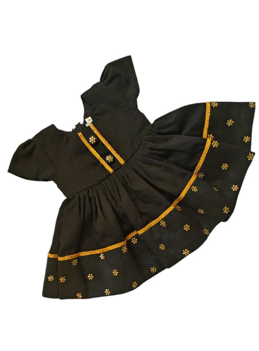 Celebrate Sankrant in style with our elegant black ethnic wear for boys and girls. Crafted from luxurious silk brocade and Chanderi fabrics, this collection blends tradition with modern charm. Perfect for the Makar Sankrant festival ! 