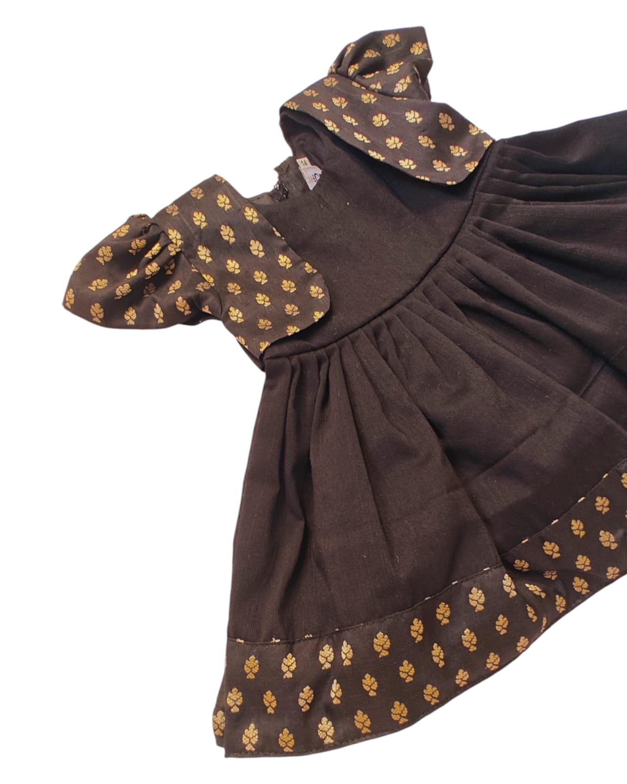 Celebrate Sankrant in style with our elegant black ethnic wear for boys and girls. Crafted from luxurious silk brocade and Chanderi fabrics, this collection blends tradition with modern charm. Perfect for the Makar Sankrant festival ! 