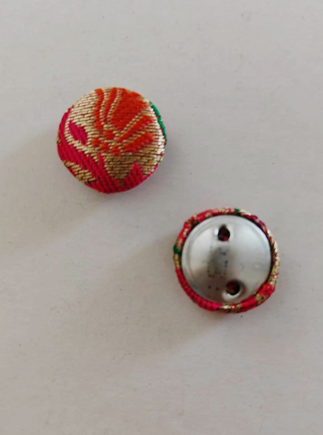 Paithani Fabric buttons/embellishments/adornments - Set Paithani Fabric buttons add a touch of elegance to any attire, whether it's traditional or contemporary !! Set consist of 6 ready to use buttons !