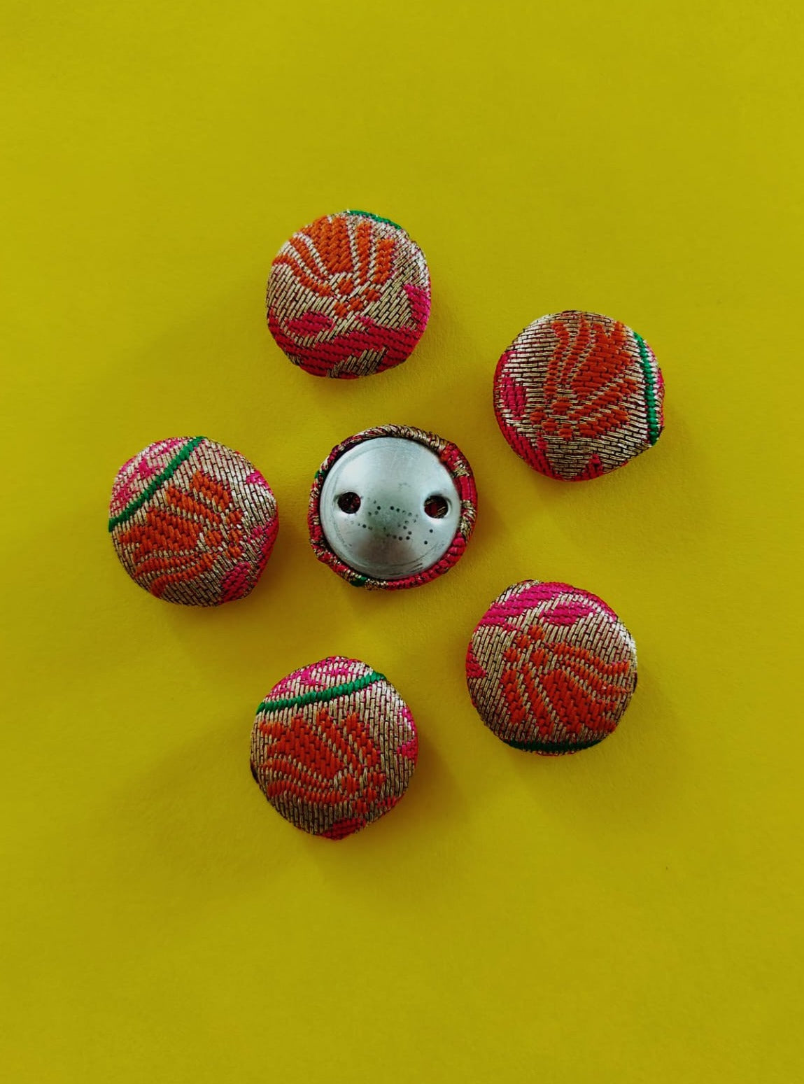 Paithani Fabric buttons/embellishments/adornments - Set Paithani Fabric buttons add a touch of elegance to any attire, whether it's traditional or contemporary !! Set consist of 6 ready to use buttons !