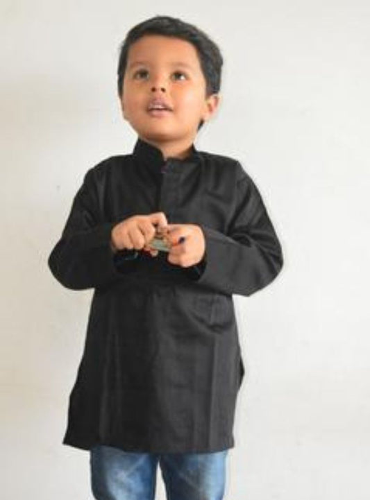 Celebrate Sankrant in style with our elegant black ethnic wear for boys and girls. Crafted from luxurious silk brocade and Chanderi fabrics, this collection blends tradition with modern charm. Perfect for the Makar Sankrant festival ! 