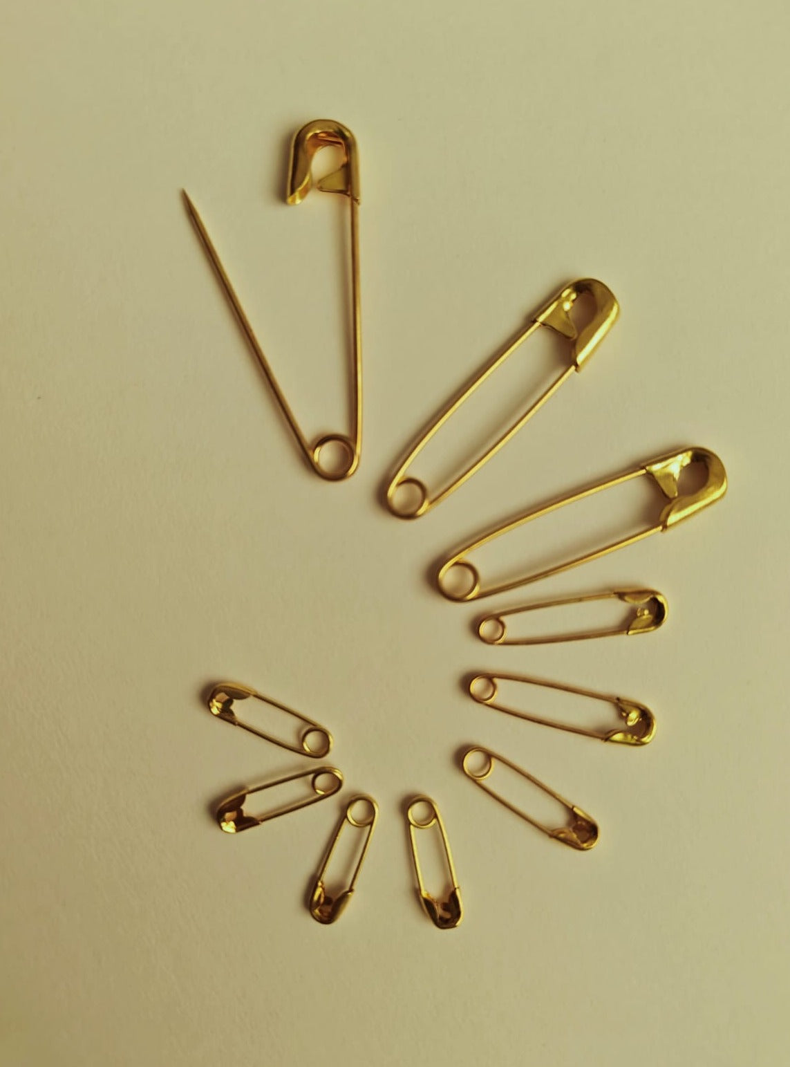 Set of 10 assorted sizes pure brass safety pins