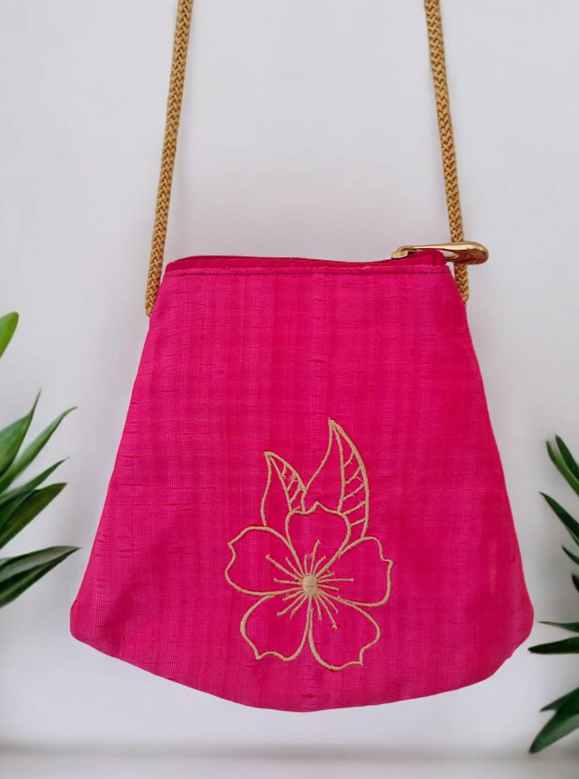 'Periwinkle purse' a cute Basket shaped palm sized purse with a machine embroidered motif- Pink