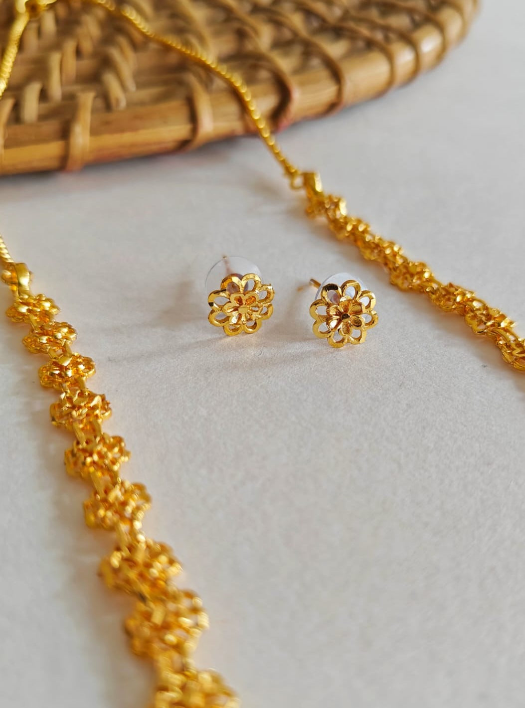 Bakul Haar set &nbsp;for Girls. Gold plated brass necklace with matching earrings in micro finish.&nbsp;